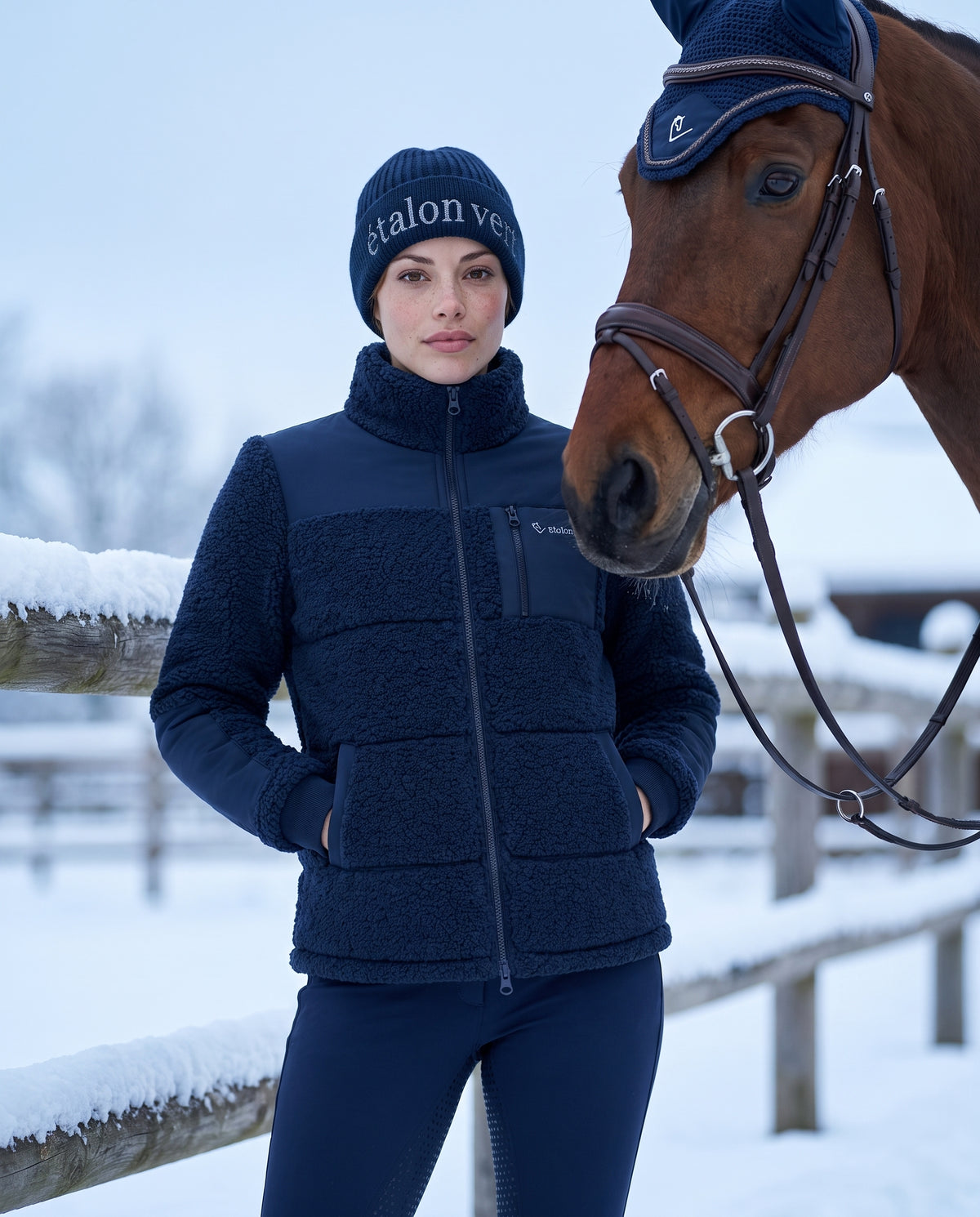 Valegro 2.0 Teddyjacke in Navy am Model getragen, Frontansicht mit Pferd