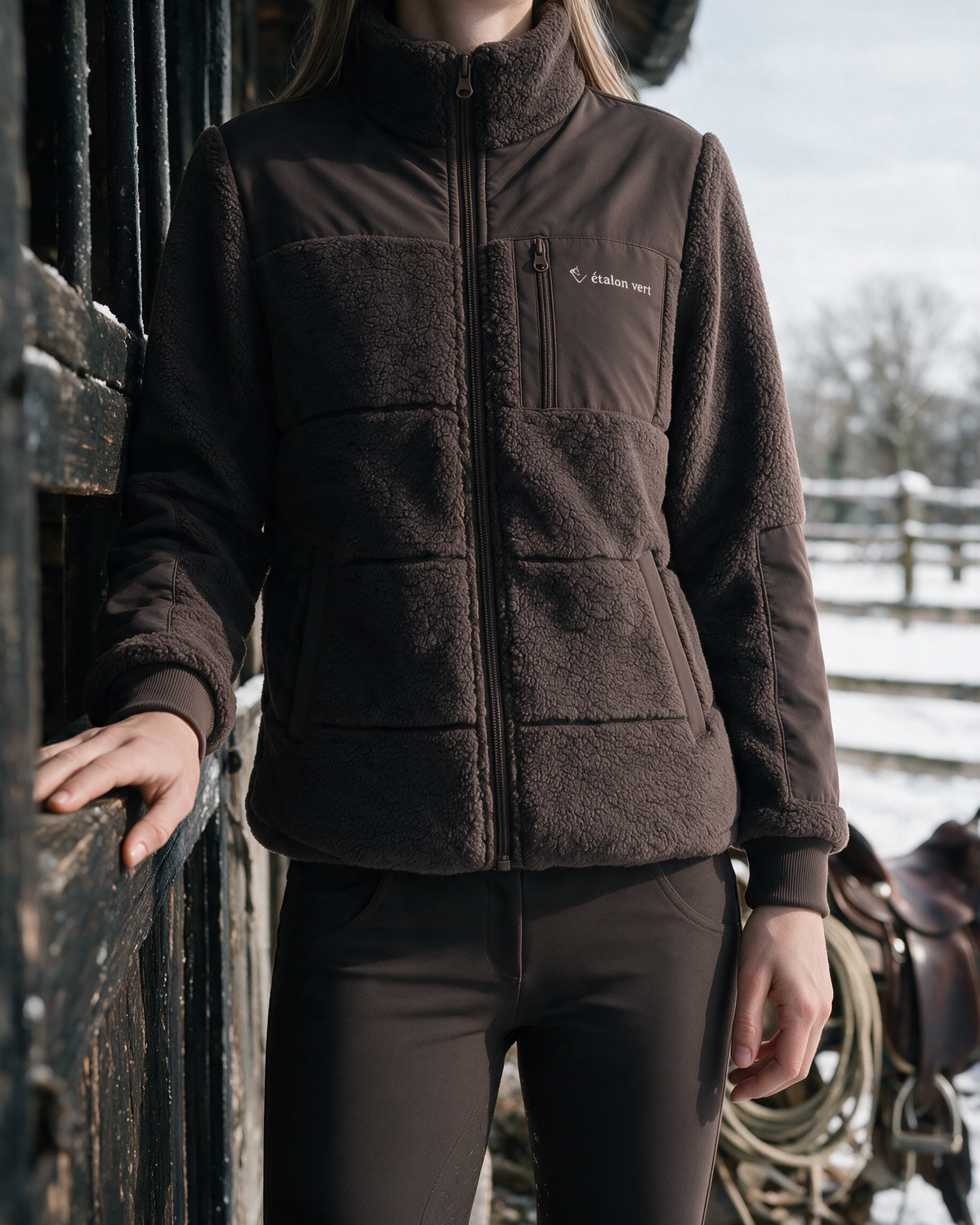 Valegro Teddyjacke Braun am Model, geschlossene Front