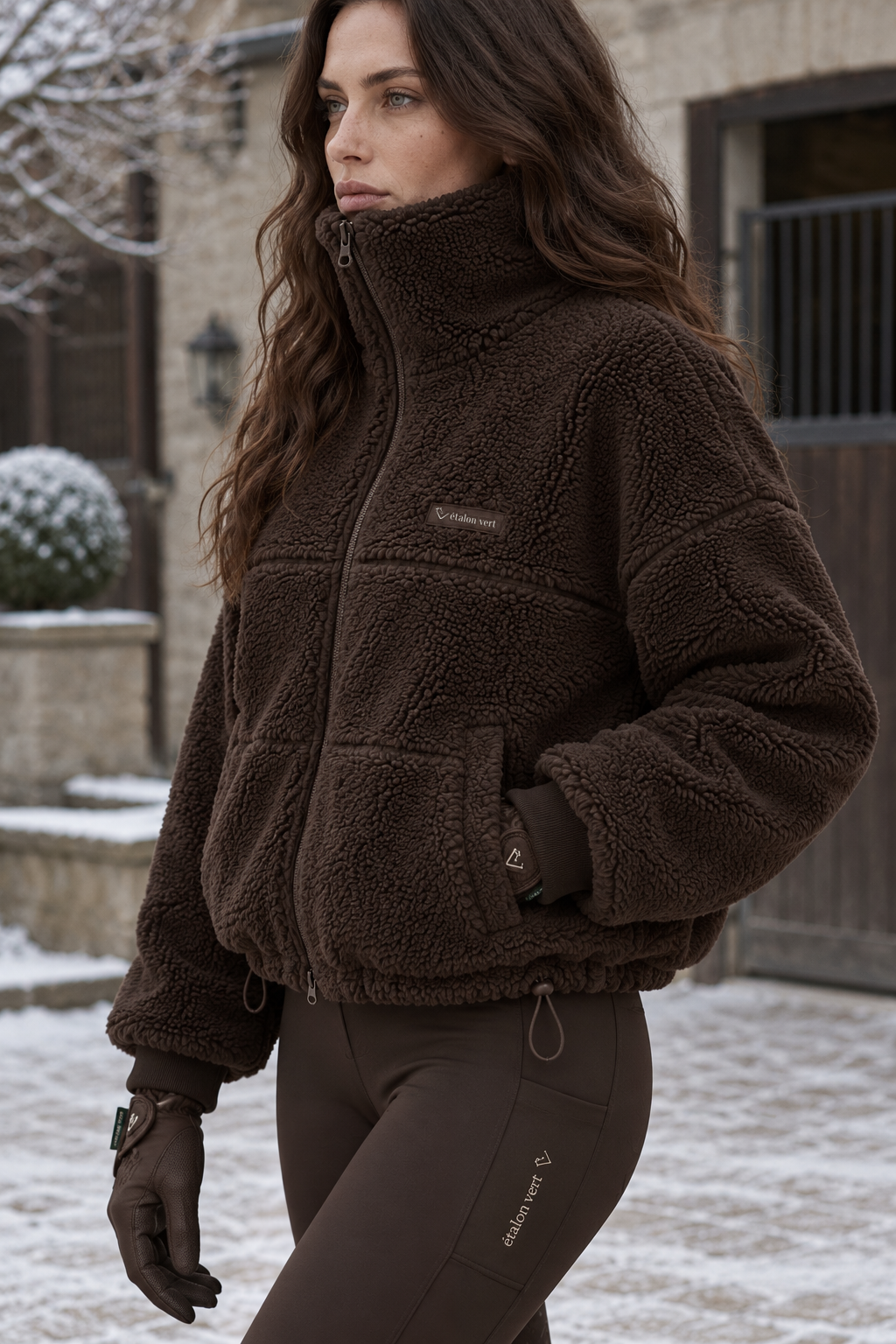 Teddyjacke Valegro Oversize Dunkelbraun – Seitlich · Saum gerafft