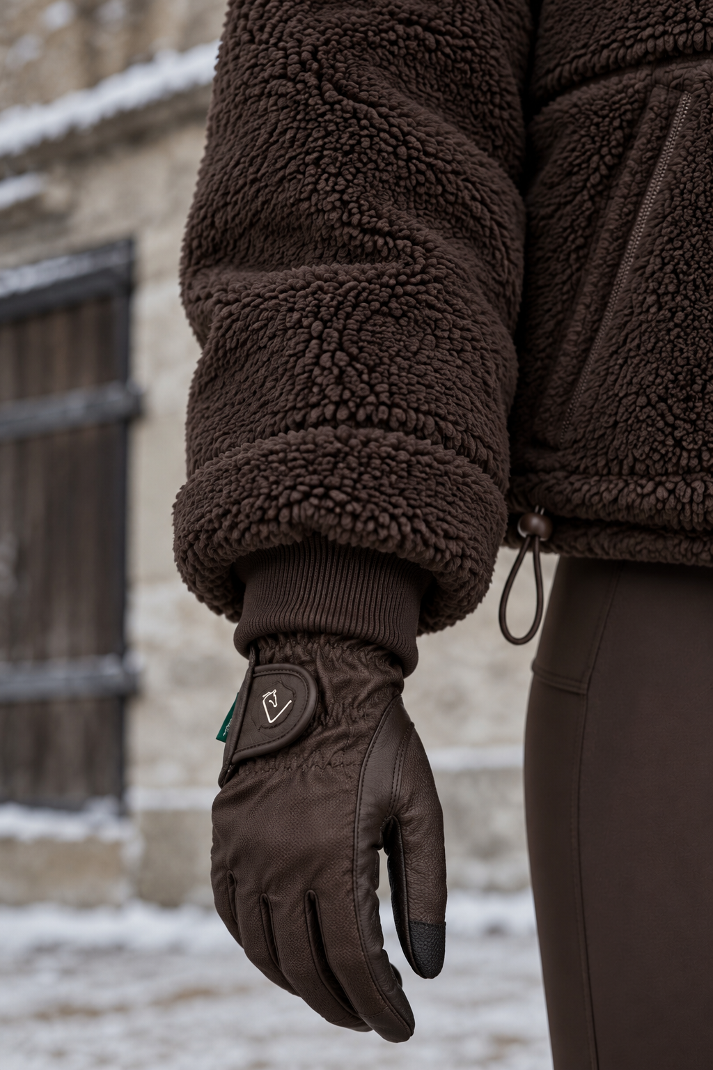 Teddyjacke Valegro Oversize Dunkelbraun – Innenbündchen · Tragedetail
