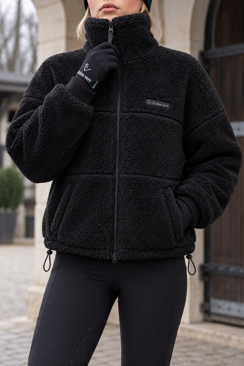 Teddyjacke Valegro Oversize Schwarz – Front · Kragen bis Unterlippe