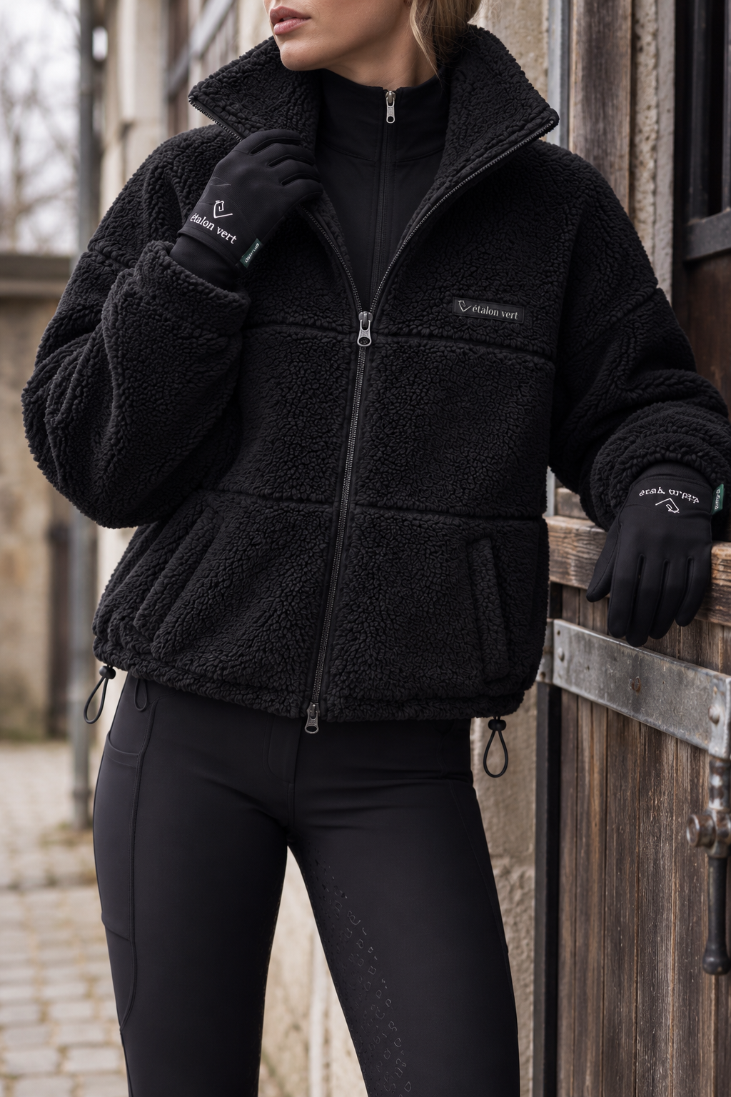 Teddyjacke Valegro Oversize Schwarz – Kragen halb offen · Dreiviertel