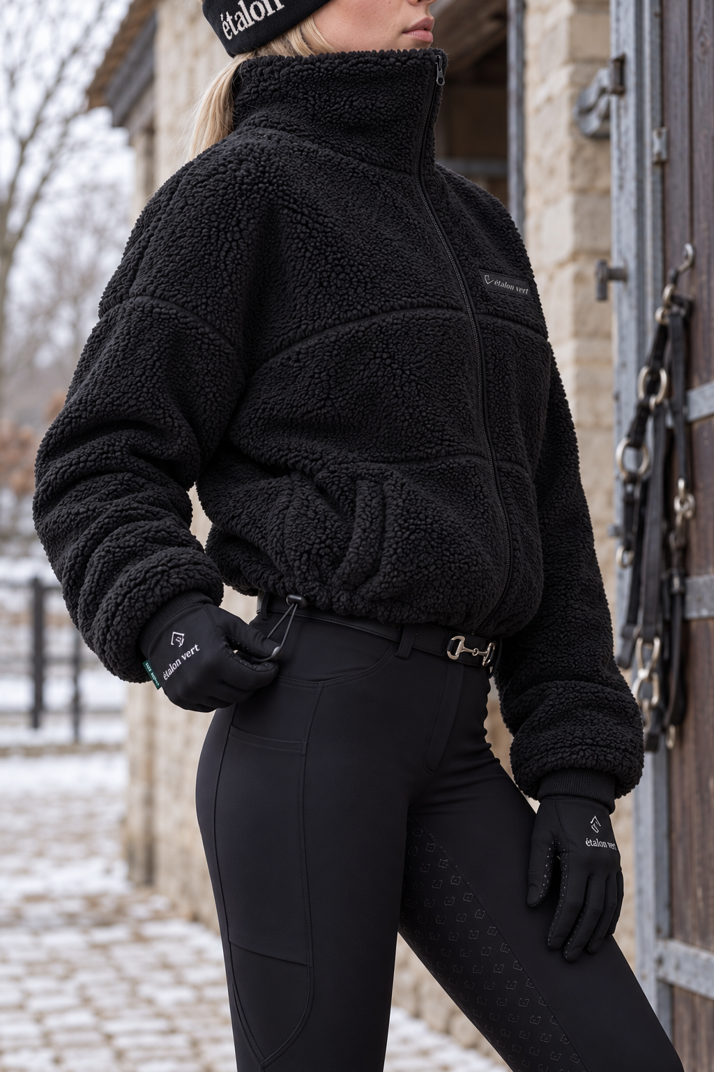 Teddyjacke Valegro Oversize Schwarz – Cropped · seitlicher Fall