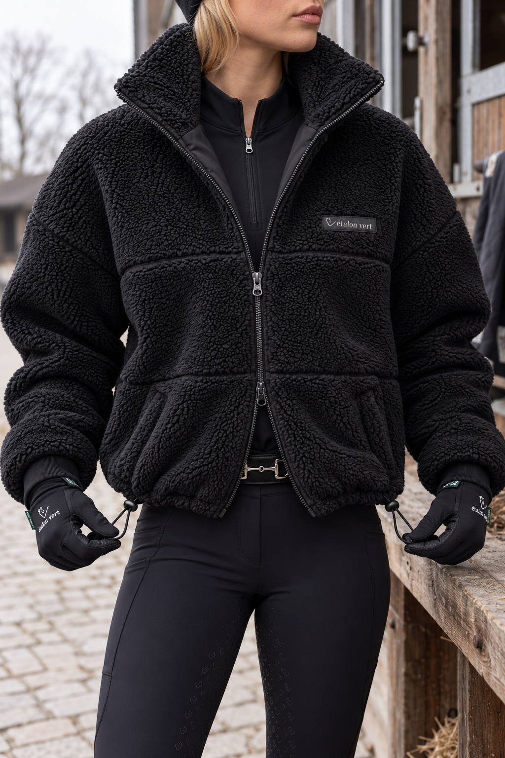 Teddyjacke Valegro Oversize Schwarz – Saumzug · offene Handbewegung