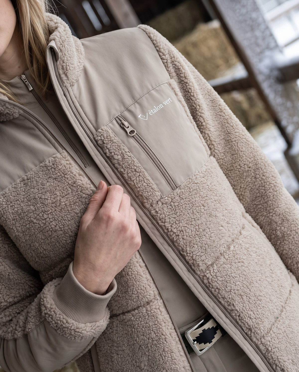 Valegro Teddyjacke Beige – Getragenes Brusttaschen- und Materialdetail