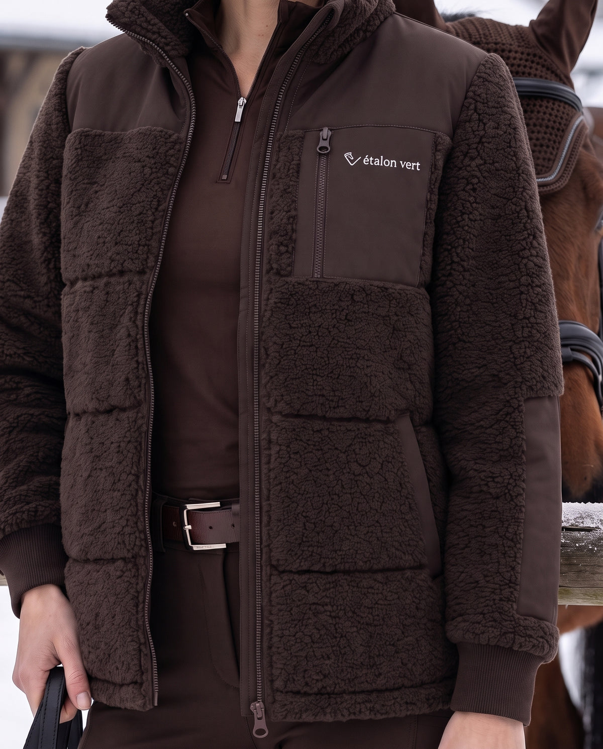 Valegro Teddyjacke Braun – getragenes Brustdetail mit Pferd