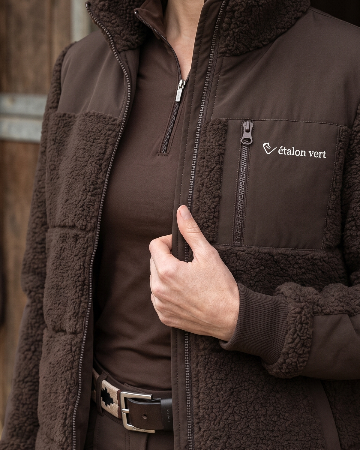 Valegro Teddyjacke Braun – Getragenes Teddy- und Reißverschlussdetail