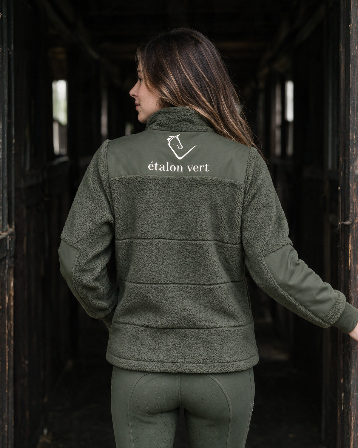 Valegro Teddyjacke Olive – getragene Rückenansicht mit Logo