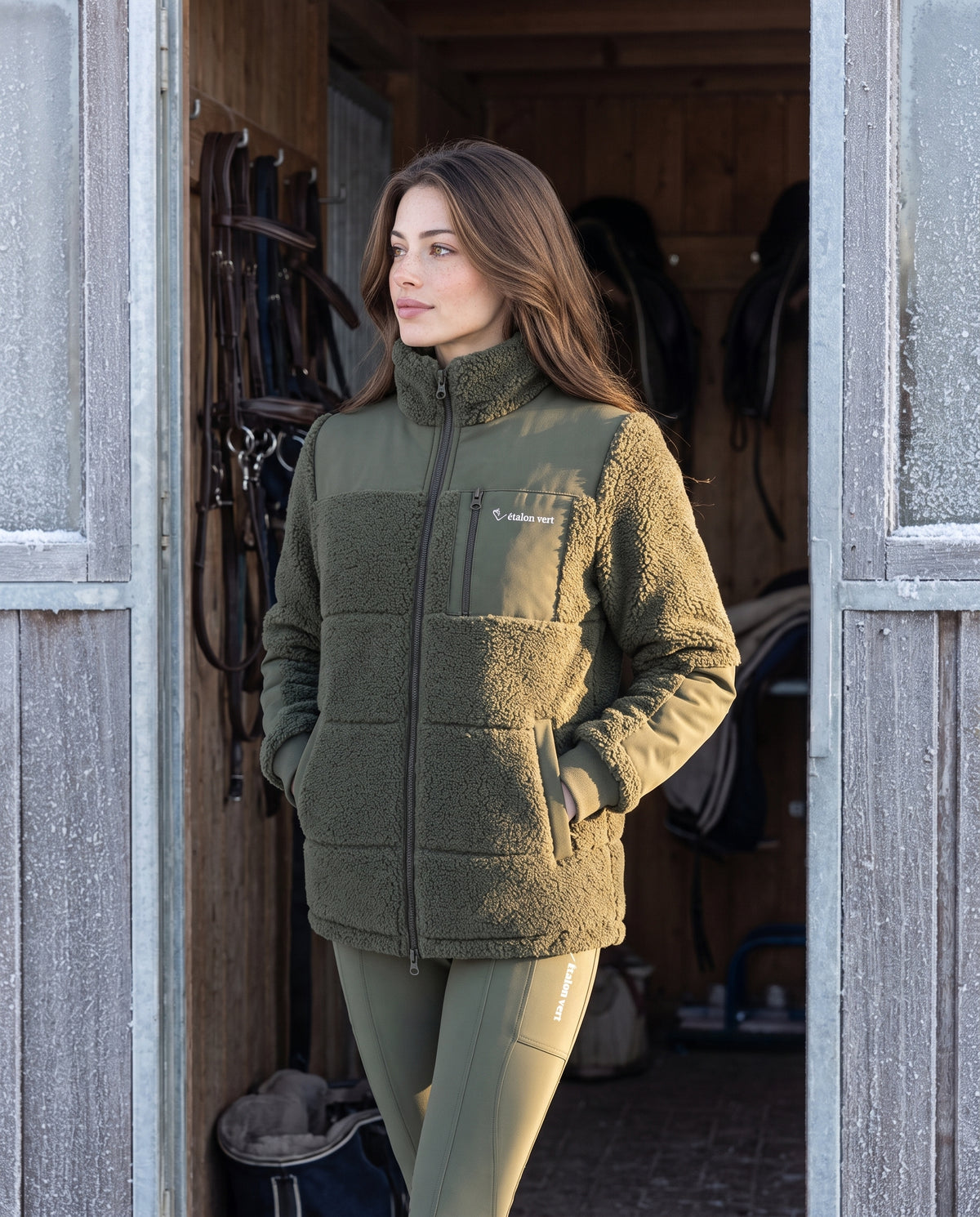 Valegro Teddyjacke Olive – geschlossene Gesamtansicht in der Sattelkammer