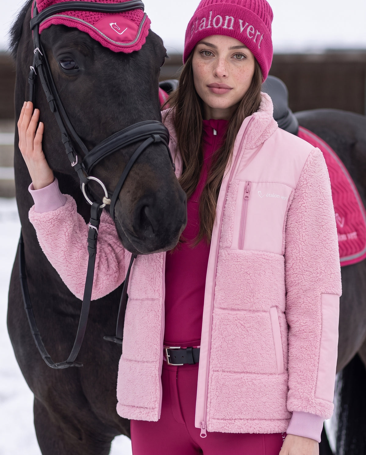 Valegro Teddyjacke Rosa – offener Look am Pferd
