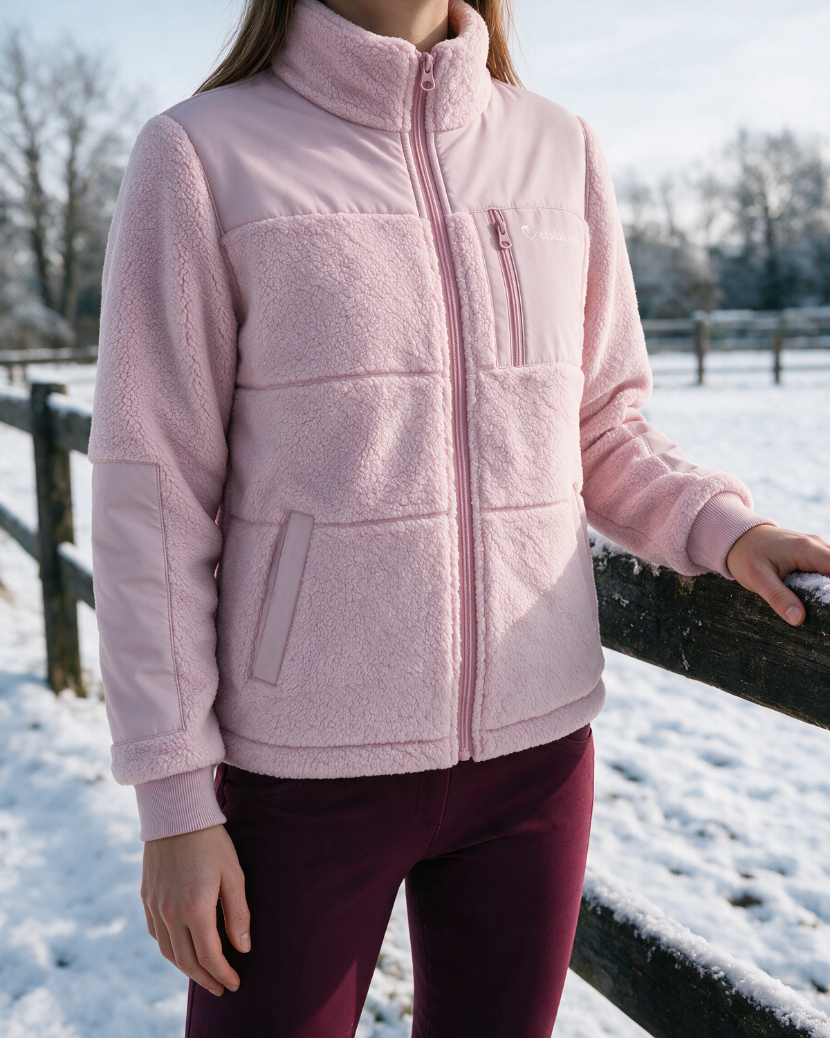 Valegro Teddyjacke Rosa – geschlossene Front und Produktdetails am Model